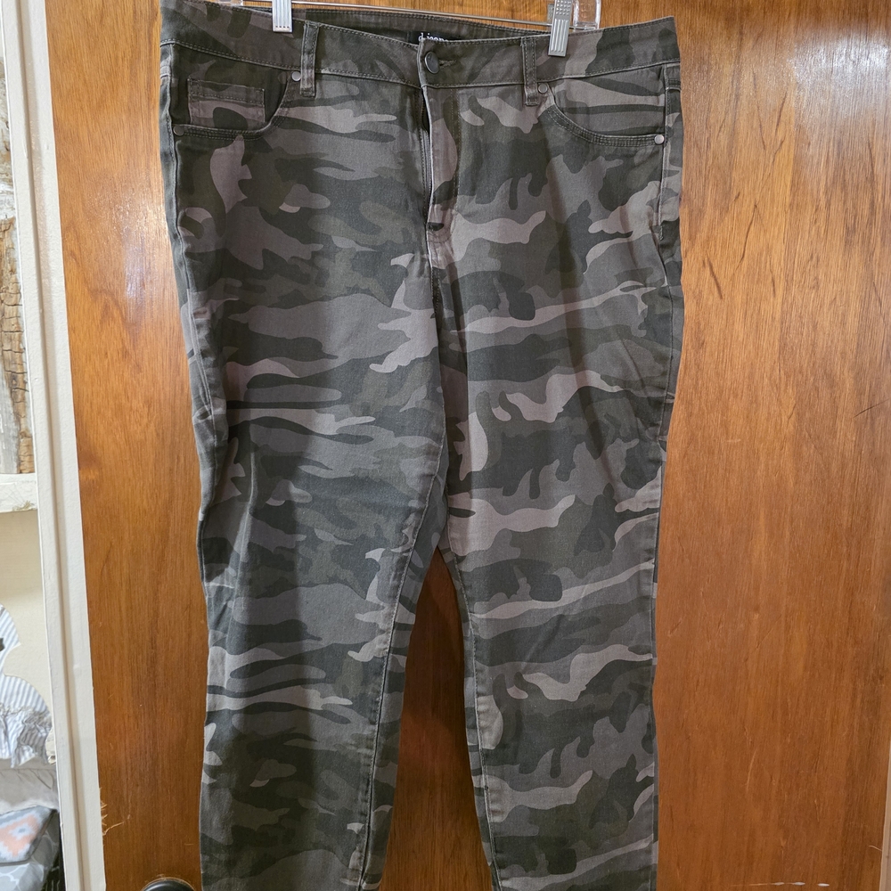 d. jeans Olive Camouflage Pants